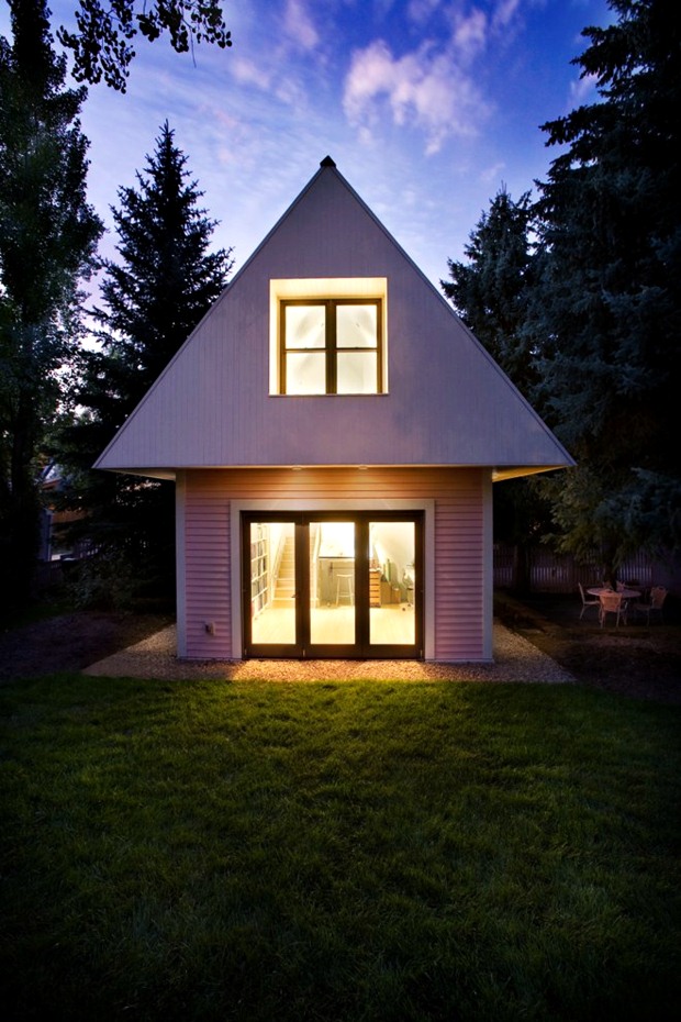 บ้านไม้ หลังเล็กๆ น่ารัก สีชมพู ขาว