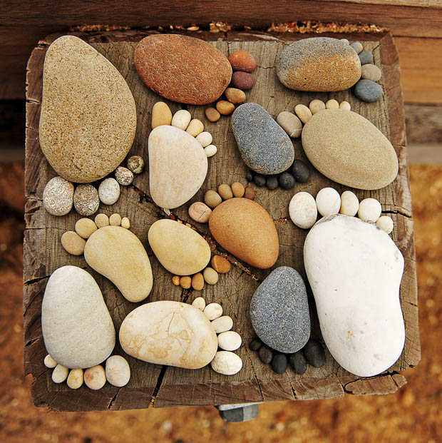 จัดวางหินเป็นรูปเท้า