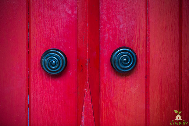 ประตูไม้ สีแดง ระบบล็อกแบบโบราณ