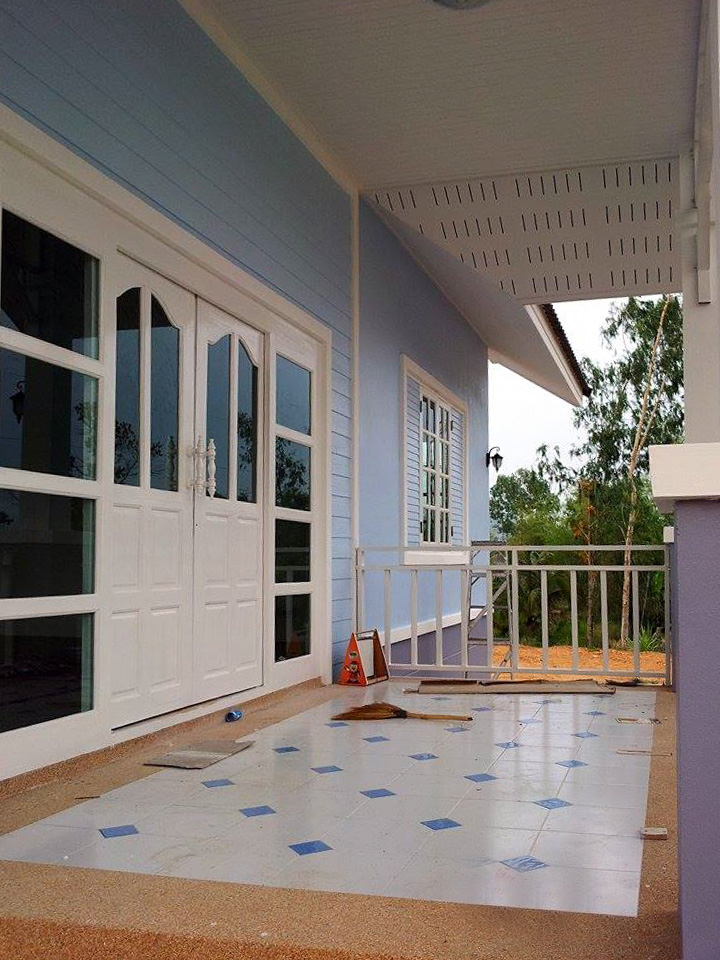 ระเบียงหน้าบ้าน กับประตูไม้บานสีขาว