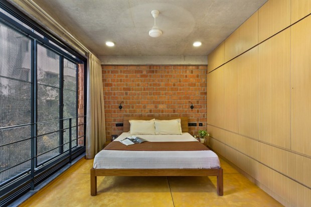ห้องนอนตกแต่งง่ายๆ ด้วยอิฐธรรมชาติและงานไม้