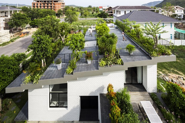 Green-roof-house-in-Vietnam-02
