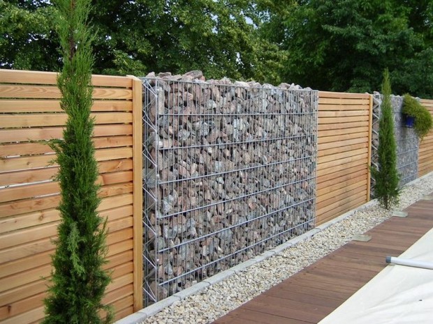 กำแพงรั้วบ้านทำจากกล่องเกเบี้ยน