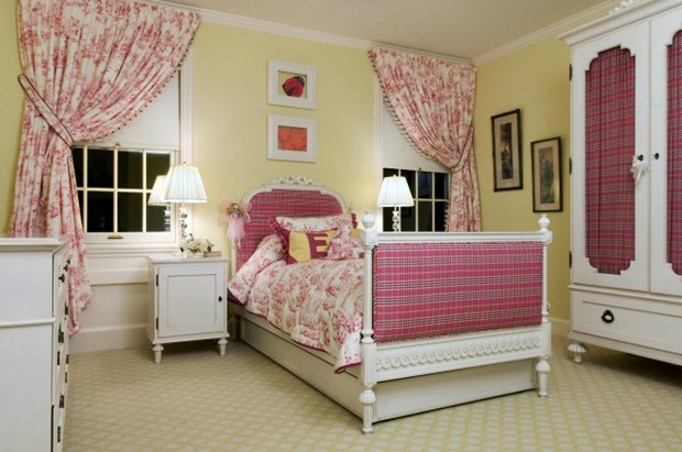 แบบห้องนอน สไตล์ วินเทจ สีชมพู ครีมขาว เตียงนอน โต๊ะข้างเตียง