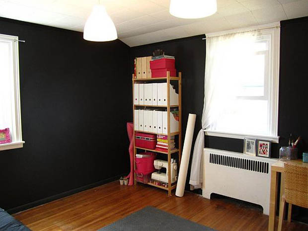 ทาสีผนังห้องด้วยสีดำ