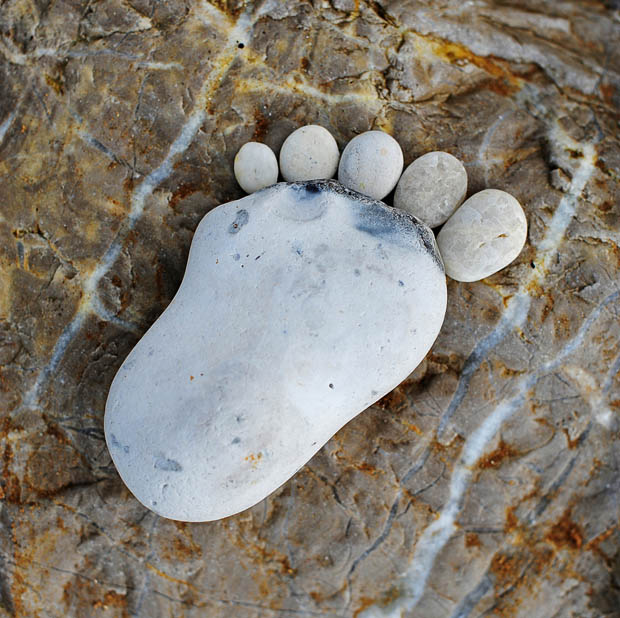จัดเรียง หินน้ำตก เป็นรูปเท้าคน
