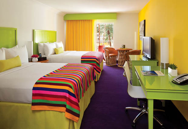 ตกแต่งห้องนอนเตียงคู่ สีสันสดใส ภายในโรงแรม