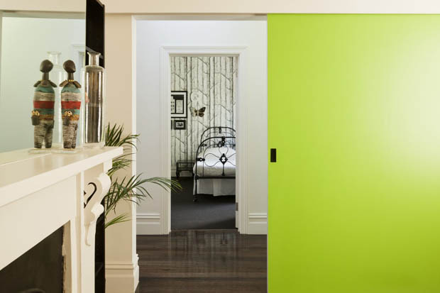 ประตูห้องนอน แต่งห้องสีเขียวอ่อน