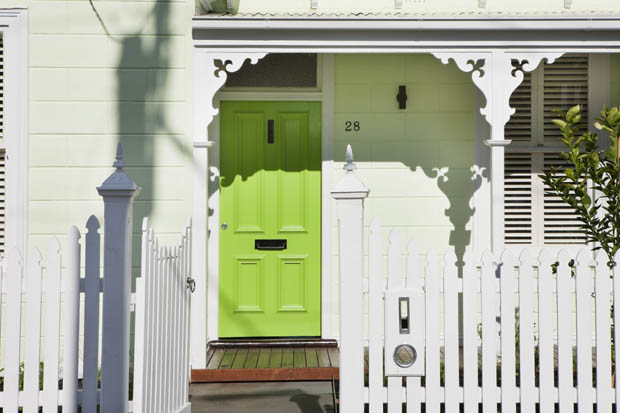 ประตูบ้าน สีเขียว รั้วไม้ สีขาว