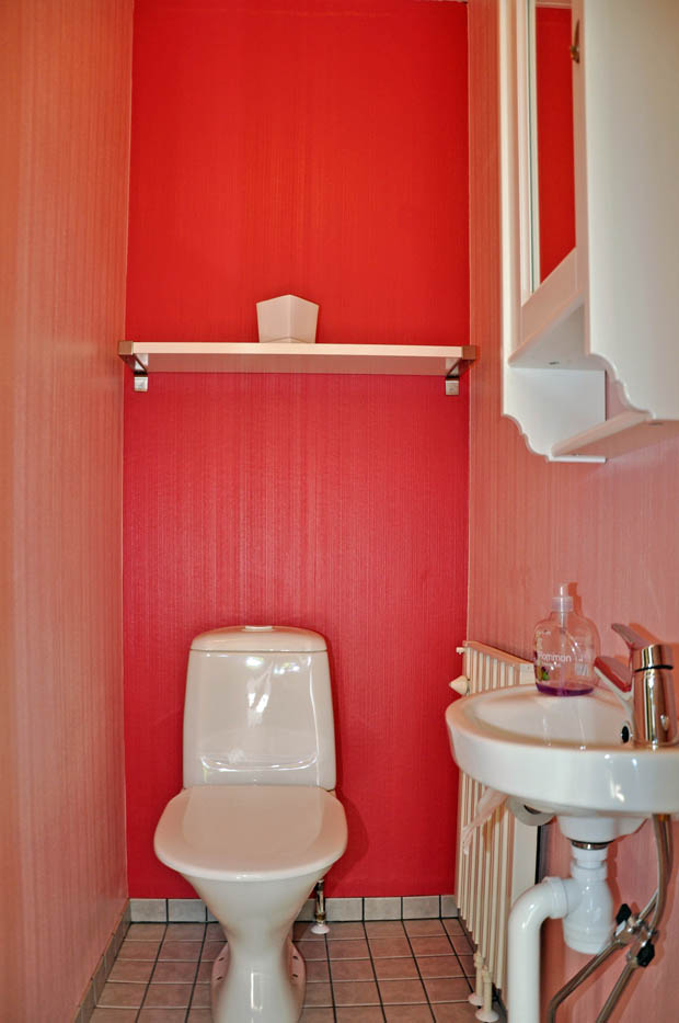 ผนังห้องน้ำสีแดง