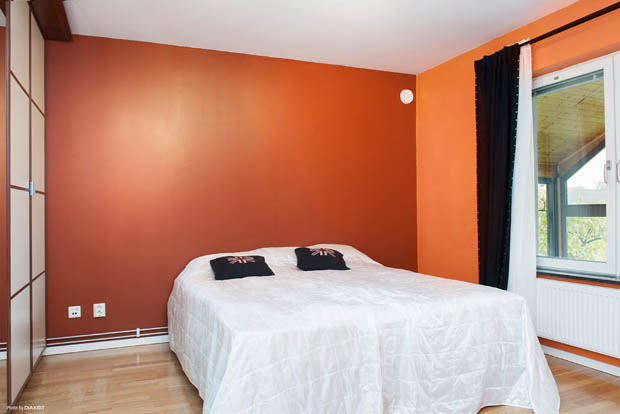 ห้องนอนสีส้มจี๊ดจ๊าด