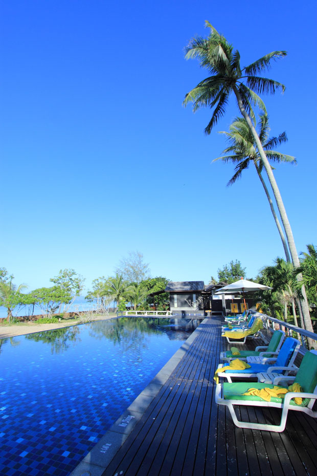 สระว่ายน้ำ ริมทะเล Islanda Eco Resort