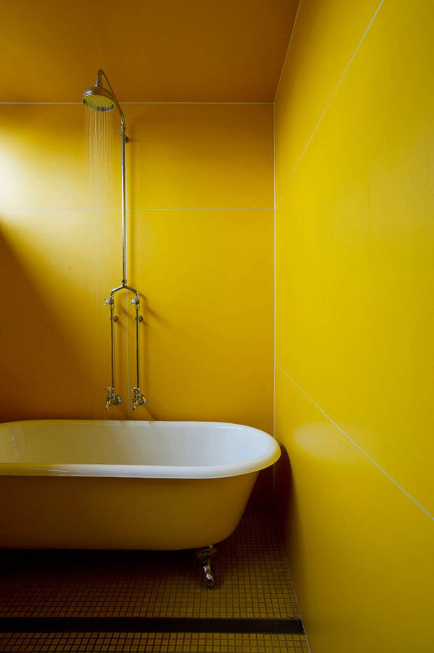 ห้องน้ำสีเหลือง