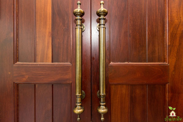 ประตูไม้ ที่จับประตูทองเหลือง