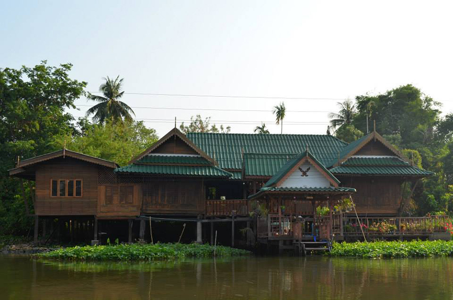 บ้านเรือนไทยประยุกต์ ริมน้ำ