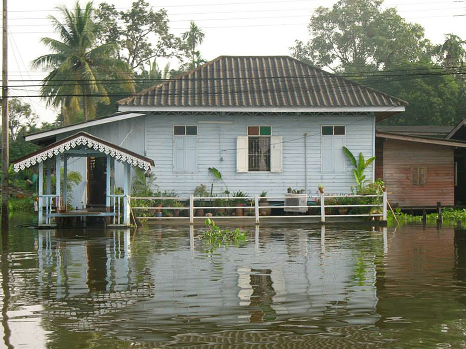 บ้านบนน้ำ ริมคลอง บางกอกน้อย