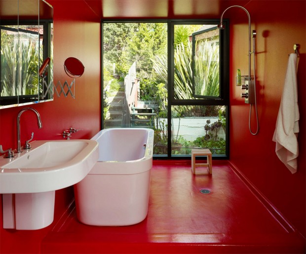 ห้องน้ำสีแดง