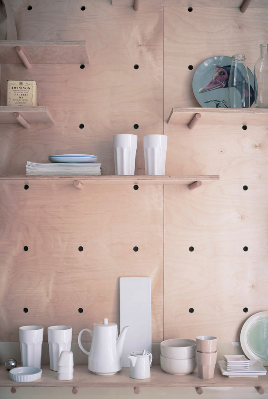 Air-B-N-Apartment-ตกแต่งผนังด้วย pegboard-02