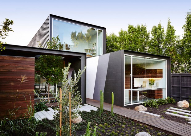 Glass-box-home-มุมมองโดยรวมด้านหน้าและพื้นที่สวน