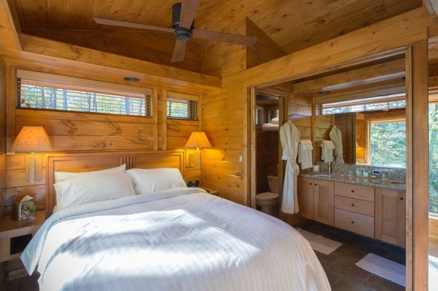 Woodsy-bedroom-of-the-small-prefab-house