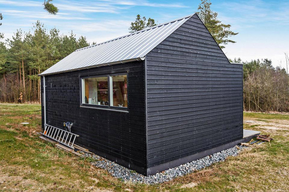 บ้านขนาดเล็กผนังตีไม้สีดำ