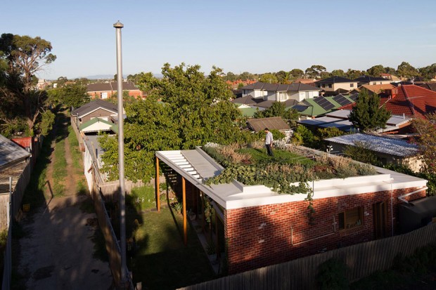 Simple-Brick-House-With-Impressive-Green-Roof-08