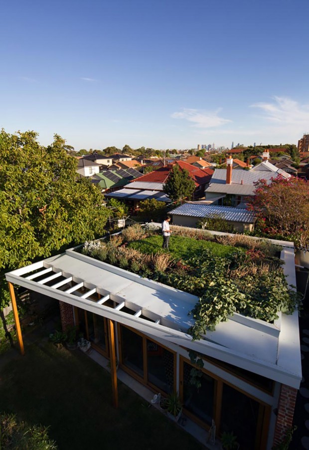 Simple-Brick-House-With-Impressive-Green-Roof-10