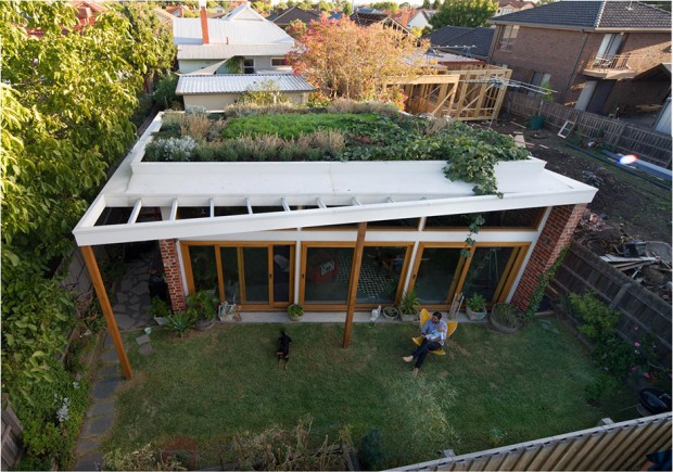 Simple-Brick-House-With-Impressive-Green-Roof-11