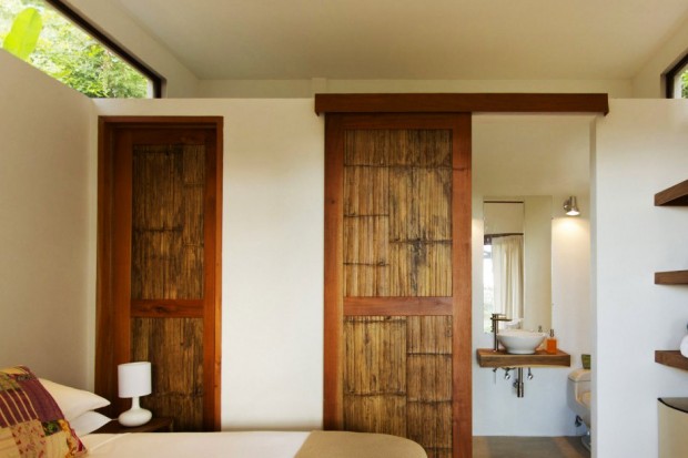 ห้องนอนมีห้องน้ำในตัวสวยด้วยประตูไม้ไผ่