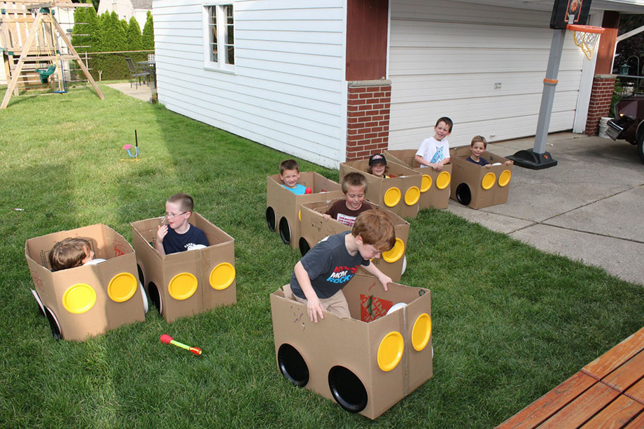 รถกล่องกระดาษให้เด็ก ๆ เล่นสนุกในสวน