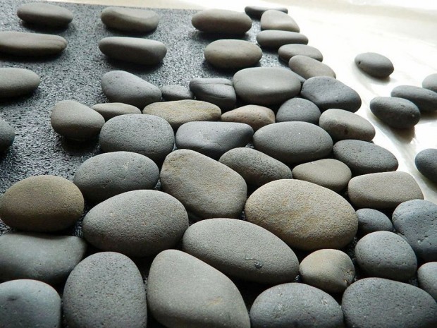 ติดหินขนาดต่าง ๆ ลงบนแผ่นกันลื่น
