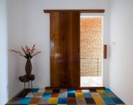 ประตูไม้และพื้นปูกระเบื้องสีสดใส