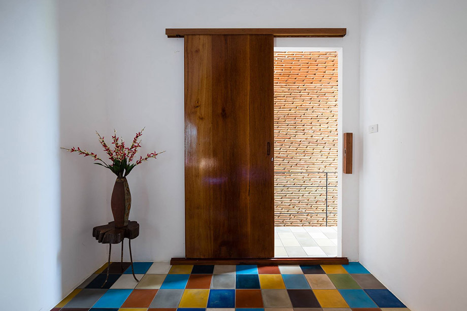 ประตูไม้และพื้นปูกระเบื้องสีสดใส