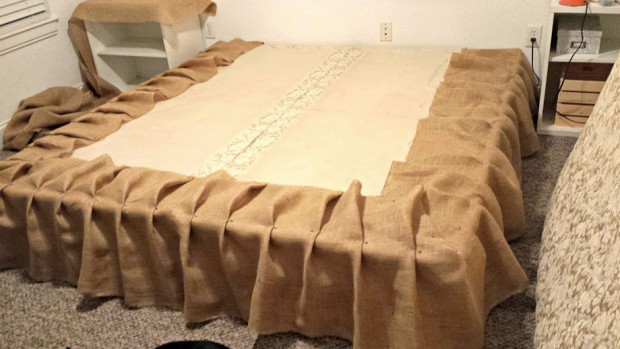 ชายผ้าคลุมเตียงทำจากผ้ากระสอบ
