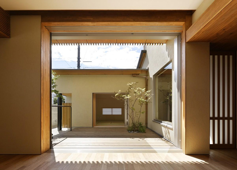 ห้องโถงสไตล์ญี่ปุ่นเชื่อมต่อลานกลางบ้าน