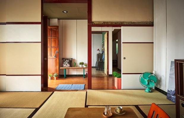 ห้องนั่งเล่นปูเสื่อตาตามิแบบญี่ปุ่น