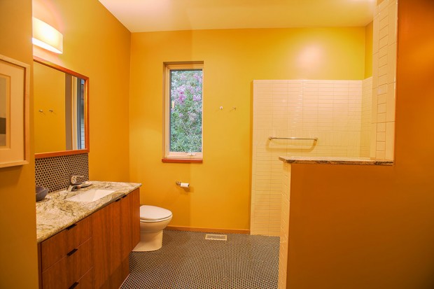 ห้องน้ำโทนสีเหลืองเข้ากับลายไม้
