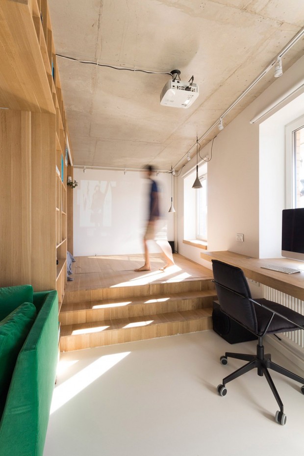 Central-living-space-minimalist-desk
