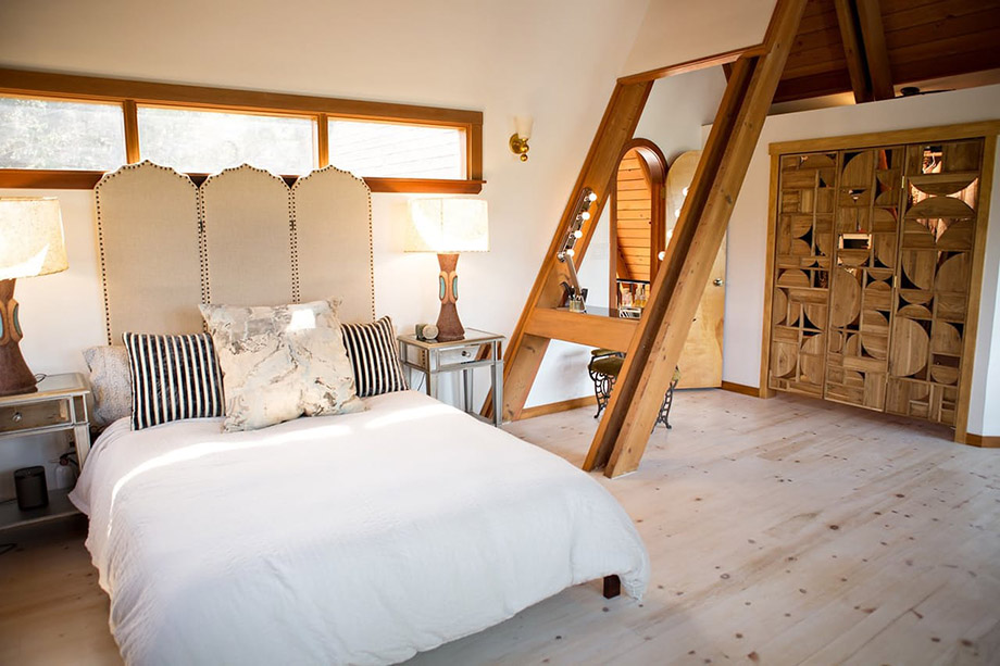 ห้องนอนน่าสบายด้วยสีขาวและงานไม้