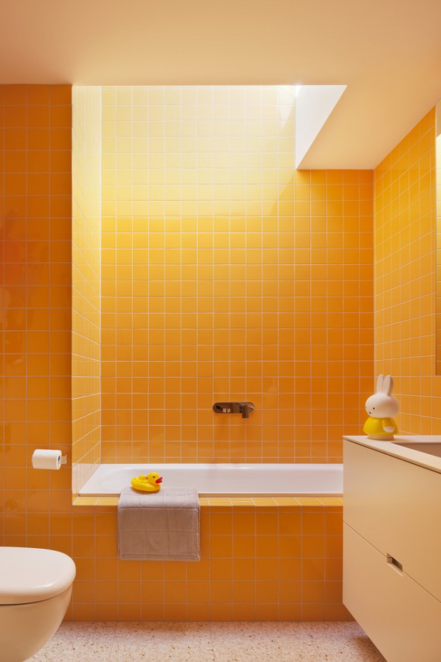 ผนังห้องน้ำติดกระเบื้องสีส้ม
