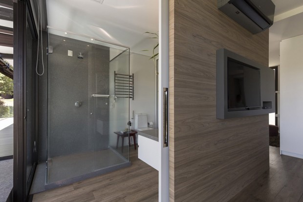 ห้องน้ำตกแต่งด้วยกระจกและไม้