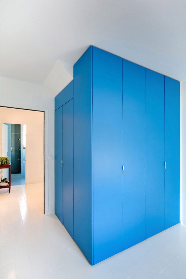 ตู้เก็บของในบ้านทาสีฟ้าสดใส