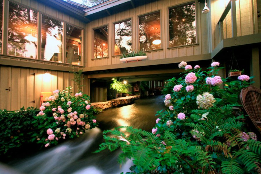 บ้านชุ่มฉ่ำด้วยสายน้ำและไม้ดอก