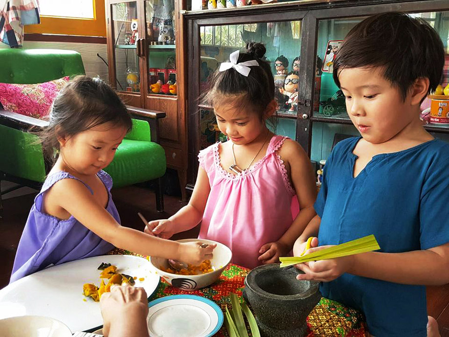 เด็ก ๆ มาใส่ชุดไทยทำขนมไทย