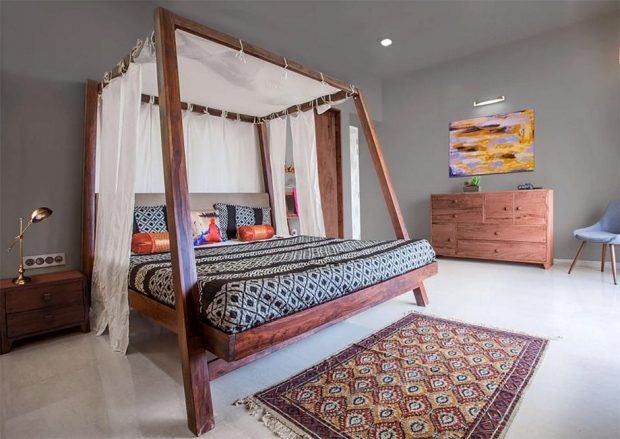 เตียงนอนไม้สี่เสาปูผ้าลายพื้นเมืองอินเดีย