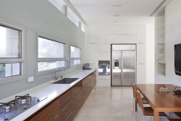 ห้องครัวสว่างด้วยสีขาวและหน้าต่าง