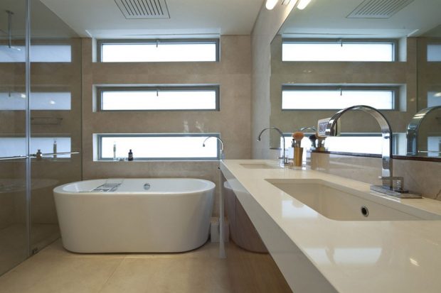 ห้องน้ำสีขาวสว่างด้วยแสงจากช่องหน้าต่าง