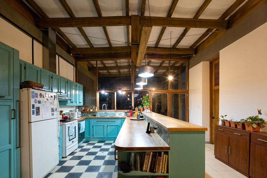 ห้องครัวตกแต่งสีฟ้า เขียว เติมสีสันให้บ้าน