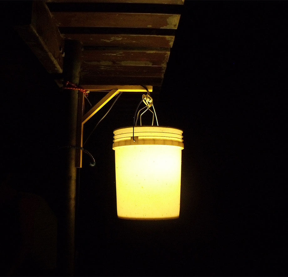 โคมไฟแขวนทำจากถังขนาด 5 แกลลอน