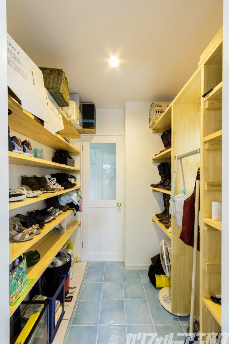 ห้องเก็บรองเท้าและตู้เสื้อผ้า